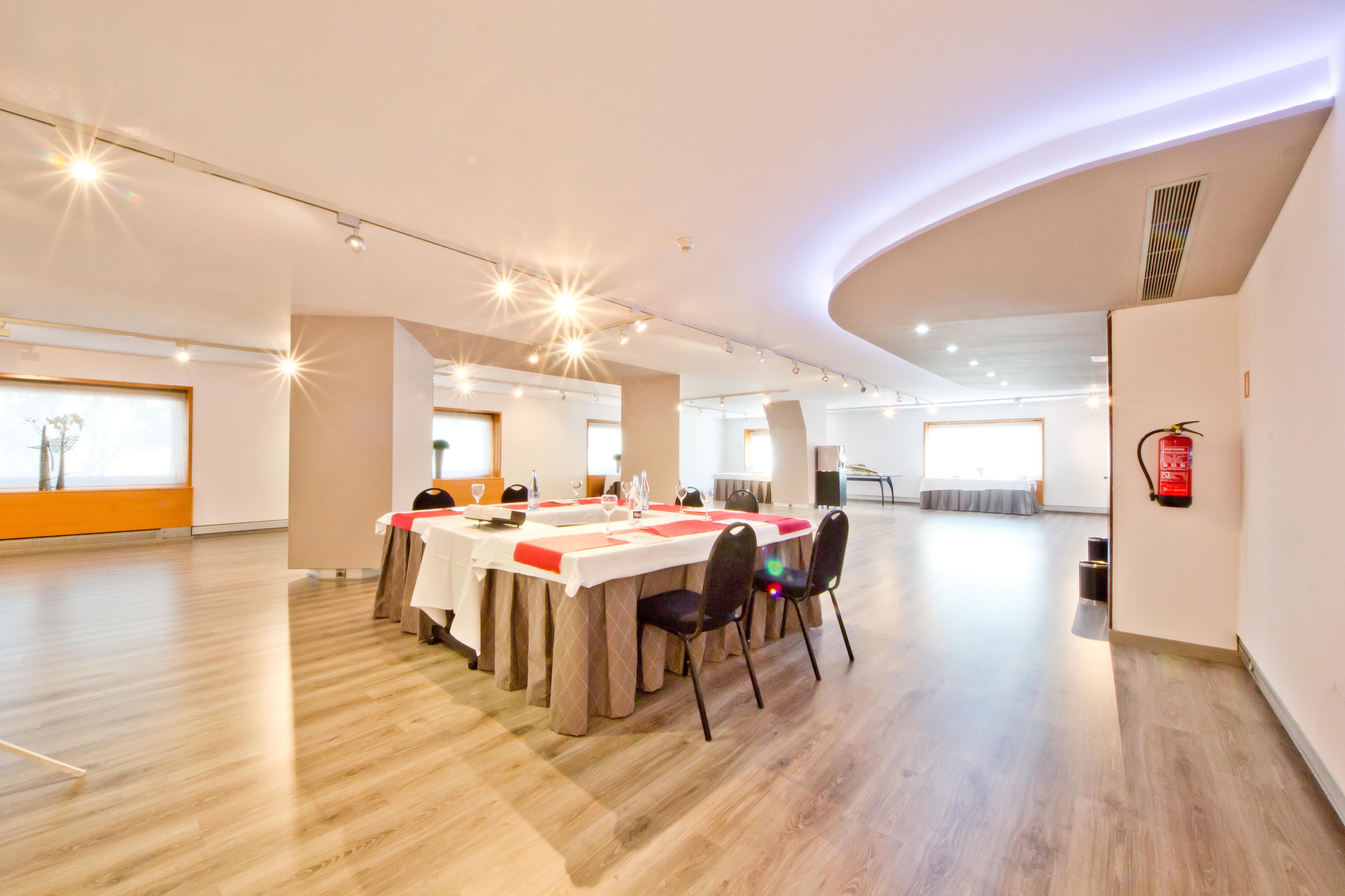 Aparthotel Atenea Valles Гранолерс Екстериор снимка